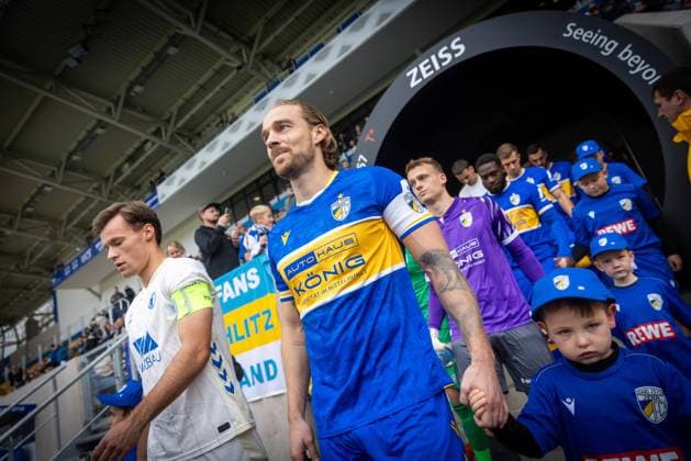 Jena , 311025, Soccer Regionalliga , FC Carl Zeiss Jena vs FC Magdeburg II in the picture Nils Butzen Jena march-in