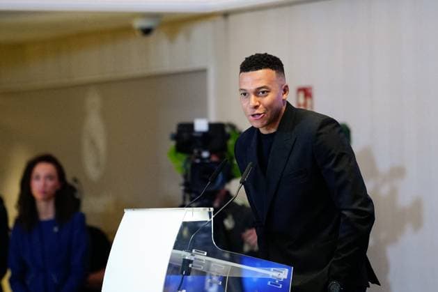 Kylian Mbappe Receives Golden Boot Award - Madrid Kylian Mbappe attends the ceremony of delivery of the 2024–2025 Golden Boot at Santiago Berbenbeu Stadium on October 31, 2025 in Madrid, Spain . Photo by ABACAPRESS.COM Madrid Spain  Copyright: xABACAx