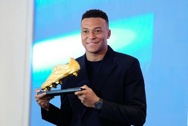 Football, Kylian Mbappe receives Golden Shoe award