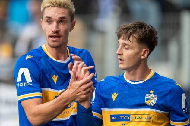 Jena , 311025, Soccer Regionalliga , FC Carl Zeiss Jena vs FC Magdeburg II in the picture Alexander Prokopenko Jena injured with a dislocated ring finger