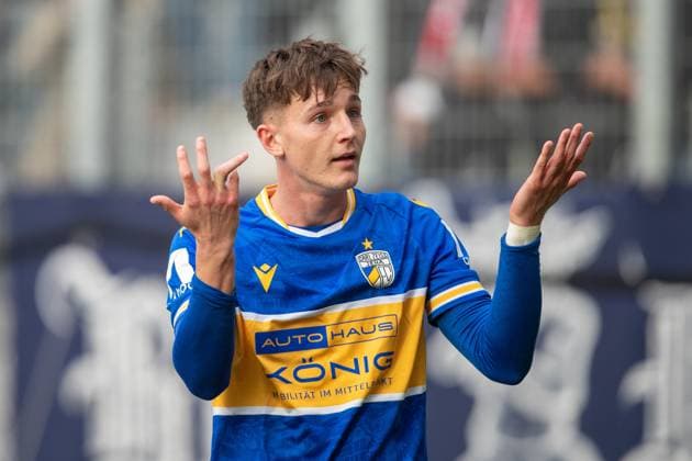 Jena , 311025, Soccer Regionalliga , FC Carl Zeiss Jena vs FC Magdeburg II in the picture Alexander Prokopenko Jena injured with a dislocated ring finger