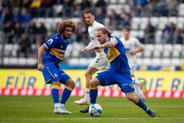 Jena , 311025, Soccer Regionalliga , FC Carl Zeiss Jena vs FC Magdeburg II in the picture Nils Butzen Jena vs Andi Hoti Magdeburg
