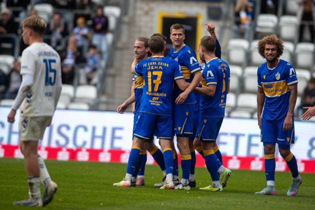 Jena , 311025, Soccer Regionalliga , FC Carl Zeiss Jena vs FC Magdeburg II in the picture Nils Butzen Jena celebrates the goal to 2 0