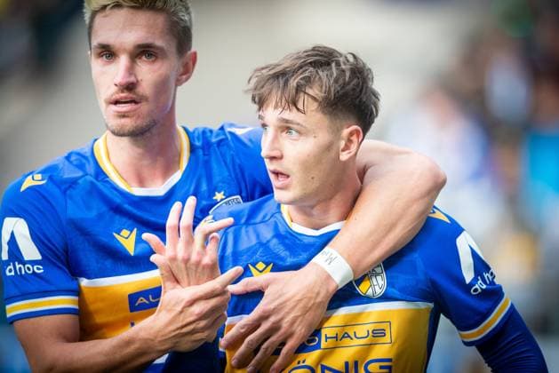 Jena , 311025, Soccer Regionalliga , FC Carl Zeiss Jena vs FC Magdeburg II in the picture Alexander Prokopenko Jena injured with a dislocated ring finger