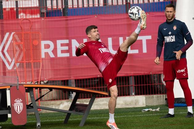 AS Monaco Training - La Turbie Caio Hernandez and goalkeeper Yann Lienard of AS Monaco seen training on the eve of the Ligue 1 McDonald s match against Paris FC, at the AS Monaco training center in La Turbie, France, on October 31, 2025. Photo by Laurent Coust ABACAPRESS.COM LA TURBIE France  Copyright: xCoustxLaurent ABACAx