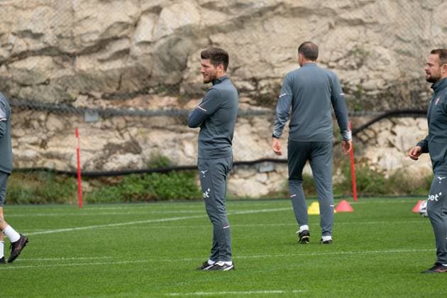 AS Monaco Training - La Turbie Coach Sebastien Pocognoli of AS Monaco with staff seen training on the eve of the Ligue 1 McDonald s match against Paris FC, at the AS Monaco training center in La Turbie, France, on October 31, 2025. Photo by Laurent Coust ABACAPRESS.COM LA TURBIE France  Copyright: xCoustxLaurent ABACAx