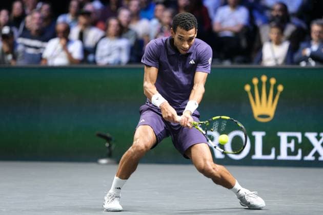 October 31, 2025, Nanterre, Hauts De Seine, France: FELIX AUGER ALIASSIME (CAN) returns the ball to VALENTIN VACHEROT (MON) during the quarter final of Rolex Paris Masters 1000 tournament at La Defense Arena Stadium - Nanterre - France..Auger Aliassime won 6:2 6:2 Nanterre France - ZUMAp119 20251031_zaf_p119_019 Copyright: xPierrexSteveninx