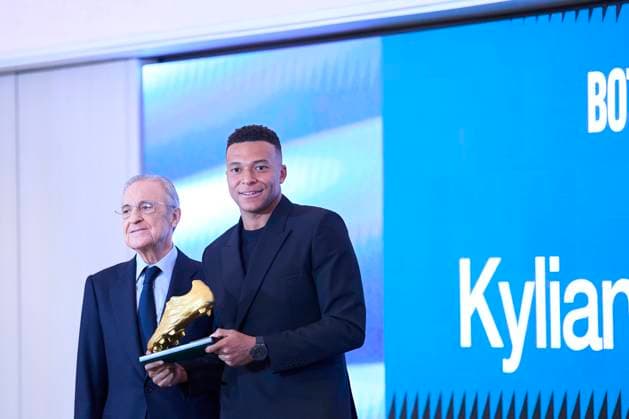 October 31, 2025, Madrid, Madrid, Spain: Kylian Mbappe, Florentino Perez attends the ceremony of delivery of the 2024Ã¢â‚¬2025 Golden Boot at Santiago Berbenbeu Stadium on October 31, 2025 in Madrid, Spain Madrid Spain - ZUMAg15_ 20251031_zaf_g15_046 Copyright: xJackxAbuinx