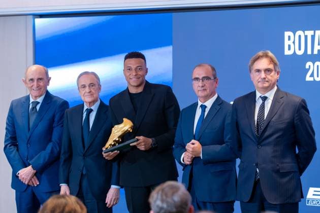 Real Madrid CF™s Kylian Mbappe receives the Golden Boot 2024-25 in presence of Florentino Perez, President of Real Madrid and Juan Ignacio Gallardo, Vicepresident of European Sports Media. October 31, 2025. (20251031203)
