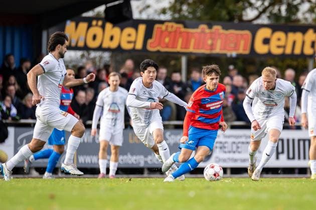 Soccer I Men I Season 2025 2026 I Regionalliga Nord I 17 Matchday I SV Drochtersen Assel SSV Jeddeloh l I 31 10 2025 Gazi Siala 47, SSV Jeddeloh II , Keita Taguchi 5, SSV Jeddeloh II , Jorik Wulff 11, SV Drochtersen Assel Drochtersen Kehdinger Stadion Niedersachsen Germany Copyright: xLobeca JörgxStruwex
