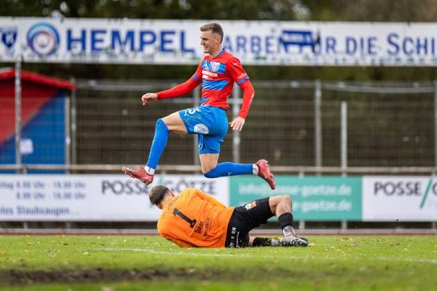 Soccer I Men I Season 2025 2026 I Regionalliga Nord I 17 Matchday I SV Drochtersen Assel SSV Jeddeloh l I 31 10 2025 Dennis Rosin 25, SV Drochtersen Assel , Moritz Onken 1, SSV Jeddeloh II Drochtersen Kehdinger Stadion Niedersachsen Germany Copyright: xLobeca JörgxStruwex