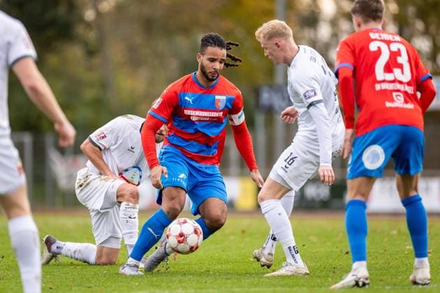 Soccer I Men I Season 2025 2026 I Regionalliga Nord I 17 Matchday I SV Drochtersen Assel SSV Jeddeloh l I 31 10 2025 Liam Giwah 26, SV Drochtersen Assel , Robin Krolikowski 16, SSV Jeddeloh II , Maximilian Benjamin Geißen 23, SV Drochtersen Assel Drochtersen Kehdinger Stadion Niedersachsen Germany Copyright: xLobeca JörgxStruwex