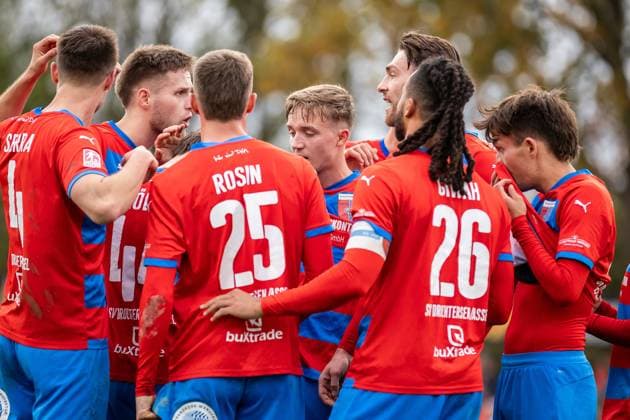 Soccer I Men I Season 2025 2026 I Regionalliga Nord I 17 Matchday I SV Drochtersen Assel SSV Jeddeloh l I 31 10 2025 Nikola Serra 4, SV Drochtersen Assel , Jannes Wulff 5, SV Drochtersen Assel , Dennis Rosin 25, SV Drochtersen Assel , Maximilian Benjamin Geißen 23, SV Drochtersen Assel , Tjorve Nils Mohr 3, SV Drochtersen Assel , Liam Giwah 26, SV Drochtersen Assel , Jorik Wulff 11, SV Drochtersen Assel , Allah Aid Hamid 29, SV Drochtersen Assel Drochtersen Kehdinger Stadion Niedersachsen Germany Copyright: xLobeca JörgxStruwex