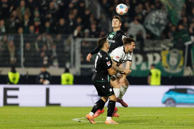 Luca Schnellbacher SV 07 Elversberg in a duel with Maik Nawrocki Hannover 96 and Enzo Leopold Hannover 96 , SV Elversberg vs Hannover 96, Football, 2 Bundesliga, Matchday 11, Season 2025 2026, 31 10 2025 DFB regulations prohibit any use of photographs as image sequences and or quasi video SV Elversberg vs Hannover 96, Football, 2 Bundesliga, Matchday 11, Season 2025 2026, 31 10 2025 Copyright: xEibner-Pressefoto AlexanderxNeisx EP_ANS