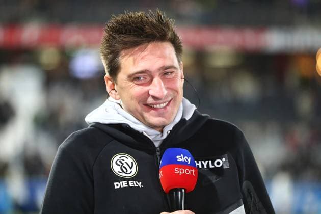 31 10 2025, xmohx, Fußball 2 Bundesliga, SV Elversberg Hannover 96 v l Trainer Vincent Wagner SV Elversberg im TV Interview bei SKY DFL DFB REGULATIONS PROHIBIT ANY USE OF PHOTOGRAPHS as IMAGE SEQUENCES and or QUASI VIDEO Elversberg