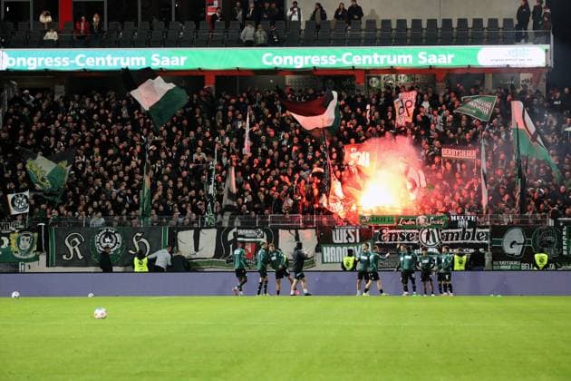 31 10 2025, xmohx, Soccer 2 Bundesliga, SV Elversberg Hannover 96 v l Fans Ultras Spectators Hannover 96, Atmosphere, Scarves, Flags, Pyrotechnics, Benglos, Smoke, Fog, Fireworks DFL DFB REGULATIONS PROHIBIT ANY USE OF PHOTOGRAPHS as IMAGE SEQUENCES and or QUASI VIDEO Elversberg