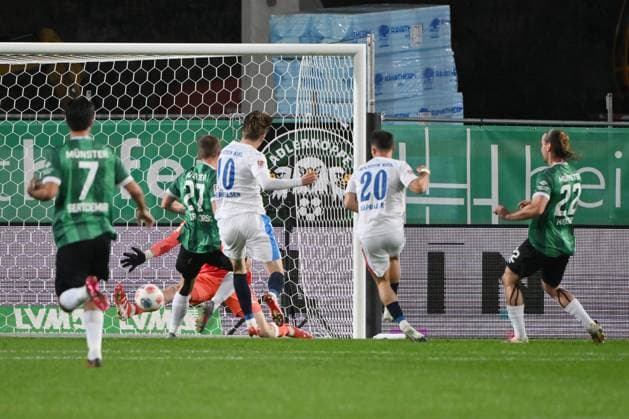 Adrian Kapralik Holstein Kiel , Adrian Kapralik, 2 v re scores the goal to 0 1 31 10 2025, Fußball 2 Bundesliga, Saison 2025 2026, 11 Spieltag, Preußen Münster Holstein Kiel DFL regulations prohibit any use of photographs as image sequences and or quasi video Muenster Preussenstadion Nordrhein Westfalen Germany Team2