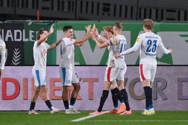 Cheers Kiel 0 1, Goalscorer Adrian Kapralik Holstein Kiel , Adrian Kapralik, 2 v li , is celebrated 31 10 2025, Football 2 Bundesliga, Season 2025 2026, 11 Matchday, Preußen Münster Holstein Kiel DFL regulations prohibit any use of photographs as image sequences and or quasi video Muenster Preussenstadion Nordrhein Westfalen Germany Team2