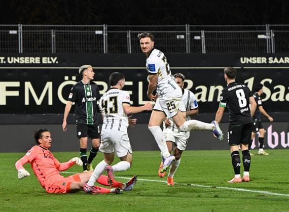 Soccer 2 Bundesliga Season 2025 26 31 10 2025 Ursapharm Arena SV Elversberg elv Hannover 96 h Lukas PETKOV SV Elversberg , mi, scored the 1 0, goalkeeper Nahuel NOLL Hannover 96 , li Soccer 2 Bundesliga SV Elversberg