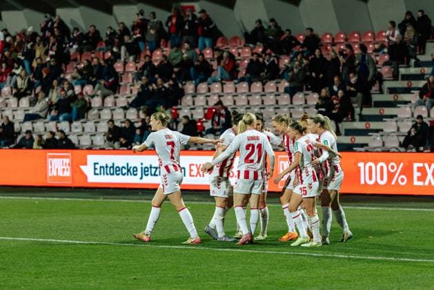 31 10 25, Women, Soccer, 1 BL, Season 2025 2026, 1 FC Köln 1 FC Nürnberg, Matchday 8 Goal by Pauline Bremer 11 1 FC Köln to 1 0, Cheering with Team Köln Franz Kremer Stadion NRW Germany