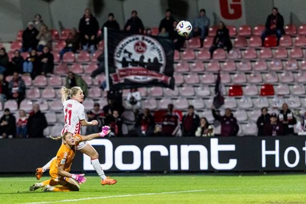 Pauline Bremer (1. FC Köln, 11) schießt das Tor zum 1:0 gegen Larissa Rusek (1. FC Nürnberg, 21) Google Pixel Frauen-Bundesliga, 1. FC Köln - 1. FC Nürnberg, Köln, Franz-Kremer-Stadion am 31.10.2025 DFB REGULATIONS PROHIBIT ANY USE OF PHOTOGRAPHS AS IMAGE SEQUENCES AND OR QUASI-VIDEO. NRW Deutschland Copyright: xBEAUTIFULxSPORTS Wunderlx