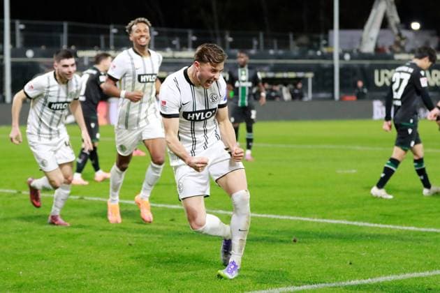 31 10 2025, xmohx, Fußball 2 Bundesliga, SV Elversberg Hannover 96 v l Torjubel nach dem Tor zum celebrating the goal celebrate 1 0 durch Lukas Petkov SV Elversberg DFL DFB REGULATIONS PROHIBIT ANY USE OF PHOTOGRAPHS as IMAGE SEQUENCES and or QUASI VIDEO Elversberg