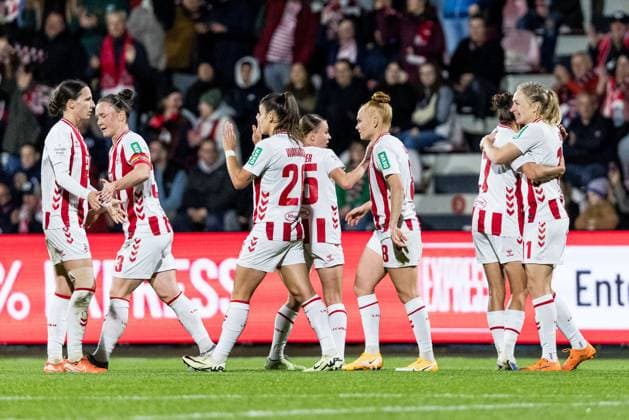 Jubel zum 1:0 durch Pauline Bremer (1. FC Köln, 11), Tor, Torjubel Google Pixel Frauen-Bundesliga, 1. FC Köln - 1. FC Nürnberg, Köln, Franz-Kremer-Stadion am 31.10.2025 DFB REGULATIONS PROHIBIT ANY USE OF PHOTOGRAPHS AS IMAGE SEQUENCES AND OR QUASI-VIDEO. NRW Deutschland Copyright: xBEAUTIFULxSPORTS Wunderlx