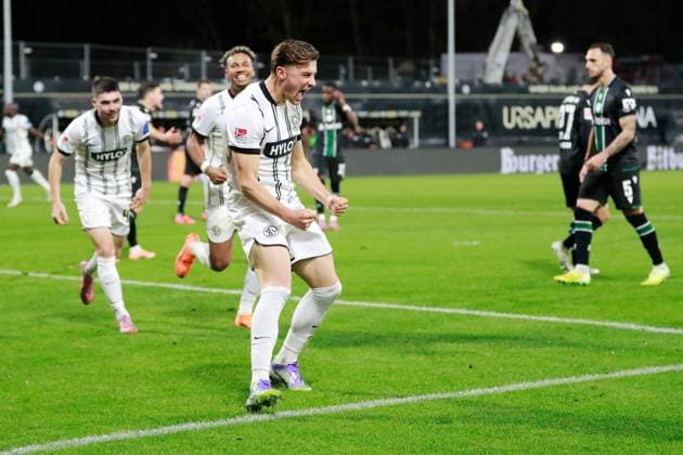 31 10 2025, xmohx, Fußball 2 Bundesliga, SV Elversberg Hannover 96 v l Torjubel nach dem Tor zum celebrating the goal celebrate 1 0 durch Lukas Petkov SV Elversberg DFL DFB REGULATIONS PROHIBIT ANY USE OF PHOTOGRAPHS as IMAGE SEQUENCES and or QUASI VIDEO Elversberg