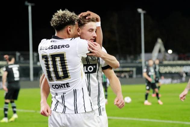 31 10 2025, xmohx, Fußball 2 Bundesliga, SV Elversberg Hannover 96 v l Torjubel nach dem Tor zum celebrating the goal celebrate 1 0 durch Lukas Petkov SV Elversberg DFL DFB REGULATIONS PROHIBIT ANY USE OF PHOTOGRAPHS as IMAGE SEQUENCES and or QUASI VIDEO Elversberg