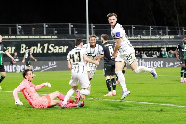 31 10 2025, xmohx, Fußball 2 Bundesliga, SV Elversberg Hannover 96 v l Torjubel nach dem Tor zum celebrating the goal celebrate 1 0 durch Lukas Petkov SV Elversberg DFL DFB REGULATIONS PROHIBIT ANY USE OF PHOTOGRAPHS as IMAGE SEQUENCES and or QUASI VIDEO Elversberg