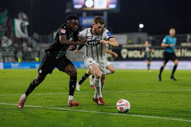 Mustapha Bundu Hannover 96 in a duel with Florian Le Joncour SV 07 Elversberg , SV Elversberg vs Hannover 96, Football, 2 Bundesliga, 11 Matchday, Saison 2025 2026, 31 10 2025 DFB regulations prohibit any use of photographs as image sequences and or quasi video SV Elversberg vs Hannover 96, Football, 2 Bundesliga, 11 Matchday, Saison 2025 2026, 31 10 2025 Copyright: xEibner-Pressefoto AlexanderxNeisx EP_ANS