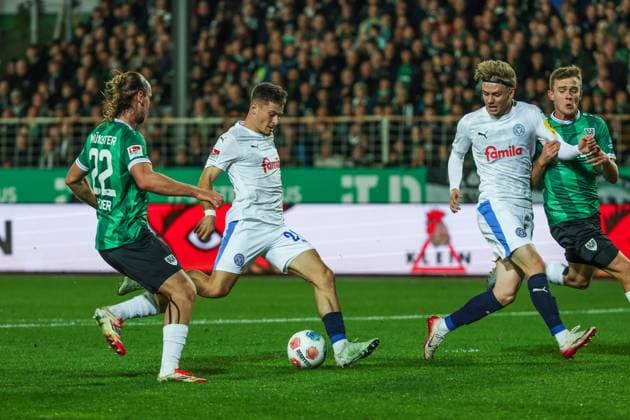 31 10 2025, 2 Bundesliga, Matchday 11, Preußen Münster Holstein Kiel, Adrian Kapralik Holstein Kiel scores the goal to make it 0 - 1 Münster Preußen Stadion NRW Germany xRHR PHOTO DEx Copyright: RHR-FOTOx RHR-FOTO DE