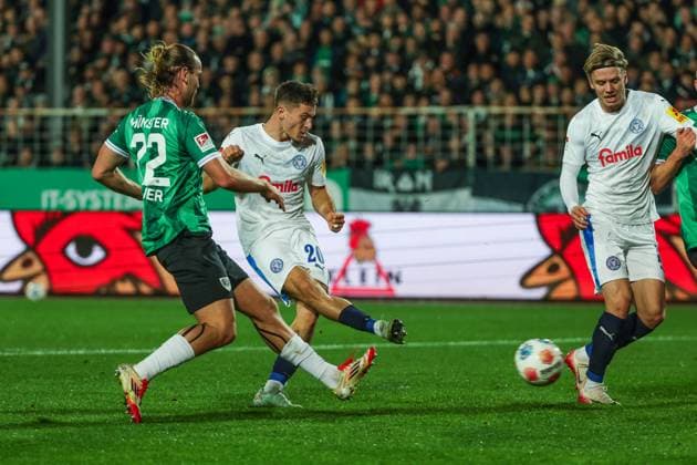 31 10 2025, 2 Bundesliga, Matchday 11, Preußen Münster Holstein Kiel, Adrian Kapralik Holstein Kiel scores the goal to make it 0 - 1 Münster Preußen Stadion NRW Germany xRHR PHOTO DEx Copyright: RHR-FOTOx RHR-FOTO DE