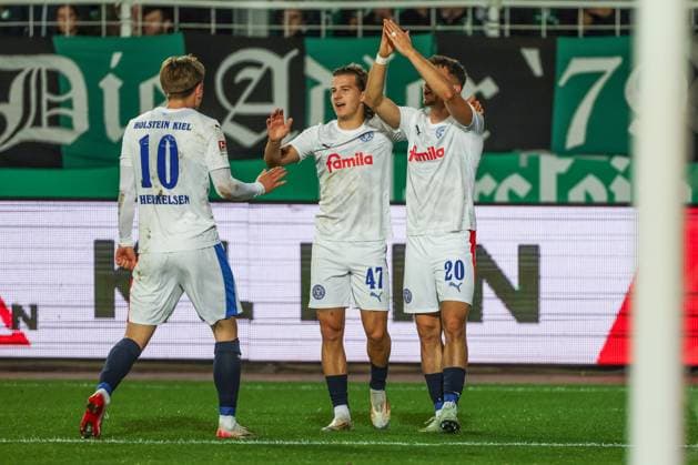 31 10 2025, 2 Bundesliga, Matchday 11, Preußen Münster Holstein Kiel, f l Jonas Therkelsen Holstein Kiel , John Tolkin Holstein Kiel , Adrian Kapralik Holstein Kiel cheer together Münster Preußen Stadion NRW Germany xRHR PHOTO DEx Copyright: RHR-FOTOx RHR-FOTO DE