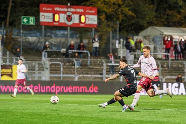 3 Liga FC Viktoria Köln FC Ingolstadt 04, 31 10 2025 First shot on goal by Simon Handle Viktoria Köln, 7 Köln, 31 10 2025, 13 matchday of the 3 Football League, FC Viktoria Köln FC Ingolstadt 04 at Sportpark Hoehenberg in Cologne The DFL regulations prohibit the use of photographs as image sequences and or quasi videos Copyright: xBEAUTIFULxSPORTS LeahxKohringx