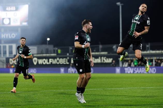 Benjamin Kaellmann Hannover 96 celebrates the goal to 1 1 with Virgil Ghita Hannover 96 , SV Elversberg vs Hannover 96, Football, 2 Bundesliga, 11 Matchday, Saison 2025 2026, 31 10 2025 DFB regulations prohibit any use of photographs as image sequences and or quasi video SV Elversberg vs Hannover 96, Football, 2 Bundesliga, 11 Matchday, Saison 2025 2026, 31 10 2025 Copyright: xEibner-Pressefoto AlexanderxNeisx EP_ANS