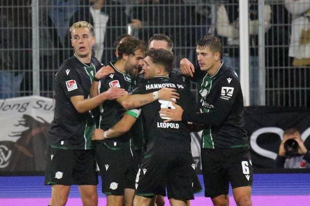 31 10 2025, xmohx, Soccer 2 Bundesliga, SV Elversberg Hannover 96 v l Goal celebration after the own goal for 1 1 at Hannover DFL DFB REGULATIONS PROHIBIT ANY USE OF PHOTOGRAPHS as IMAGE SEQUENCES and or QUASI VIDEO Elversberg