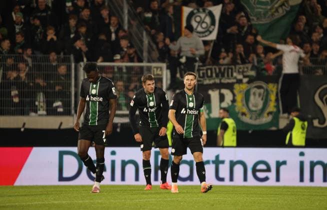 31 10 2025, Football, Men, 2 Bundesliga, Season 2025 2026, SV 07 Elversberg Hannover 96, Disappointment among the players of Hannover 96 Elversberg Ursapharm Arena an der Kaiserlinde Saarland Germany EN Copyright: xSebastianxBachx