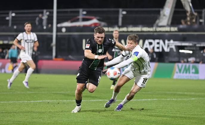 31 10 2025, Football, Men, 2 Bundesliga, Season 2025 2026, SV 07 Elversberg Hannover 96, Benjamin Källmann Hannover 96 Lukas Pinckert SV 07 Elversberg Elversberg Ursapharm Arena an der Kaiserlinde Saarland Germany EN Copyright: xSebastianxBachx