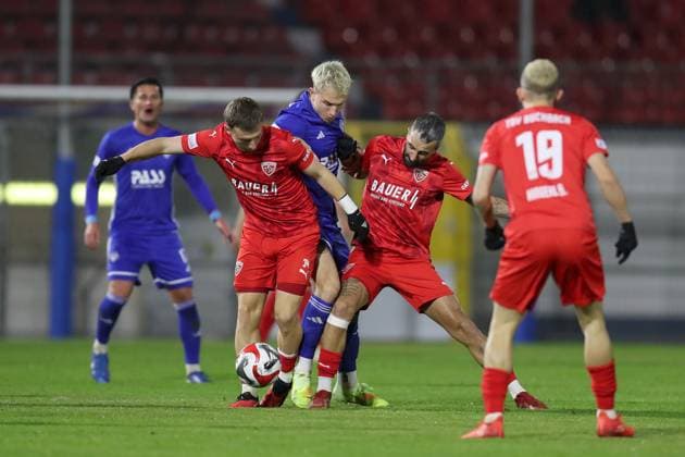 31 10 2025, xjcx, Men, Soccer, Season 2025 2026, Regionalliga Bayern, Matchday 16 SV Viktoria Aschaffenburg TSV Buchbach Georgios Makridis 9, SV Viktoria Aschaffenburg in duel with Albano Gashi 34, TSV Buchbach and Kevin Hingerl 7, TSV Buchbach Aschaffenburg Stadion am Schoenbusch Bayern Germany