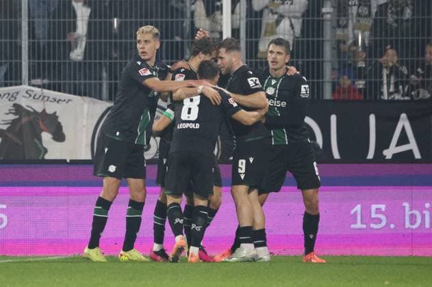 31 10 2025, Football, Men, 2 Bundesliga, Season 2025 2026, SV 07 Elversberg Hannover 96, Goal celebration to 1 1, Goalscorer Benjamin Källmann Hannover 96 Elversberg Ursapharm Arena an der Kaiserlinde Saarland Germany EN Copyright: xSebastianxBachx