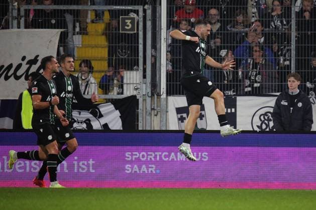 31 10 2025, xmohx, Soccer 2 Bundesliga, SV Elversberg Hannover 96 v l Goal celebration after the own goal to 1 1 at Benjamin Källmann Hannover 96 DFL DFB REGULATIONS PROHIBIT ANY USE OF PHOTOGRAPHS as IMAGE SEQUENCES and or QUASI VIDEO Elversberg
