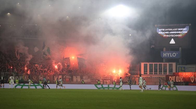 31 10 2025, Football, Men, 2 Bundesliga, Season 2025 2026, SV 07 Elversberg Hannover 96, Fans of Hannover 96 ignite pyrotechnics Elversberg Ursapharm Arena an der Kaiserlinde Saarland Germany EN Copyright: xSebastianxBachx