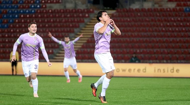 31 10 2025, xfsx, Herren, Fußball, Saison 2025 2026, Regionalliga Bayern, 16 Spieltag SpVgg Unterhaching FC Wuerzburger Kickers v li Tim Kraus FC Wuerzburger Kickers , Daniel Haegele FC Wuerzburger Kickers , Eroll Zejnullahu FC Wuerzburger Kickers mit Torjubel, celebrate the goal, goal celebration, Jubel über das Tor zum 0 1 Unterhaching uhlsport PARK Bayern Germany