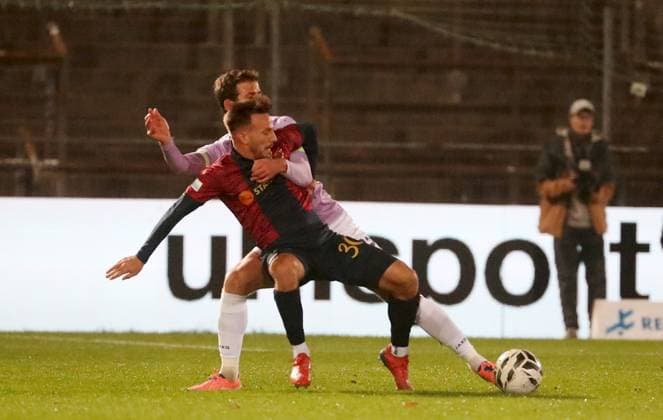 31 10 2025, xfsx, Men, Soccer, Season 2025 2026, Regionalliga Bayern, 16 Matchday SpVgg Unterhaching FC Wuerzburger Kickers v li Daniel Haegele FC Wuerzburger Kickers , Simon Skarlatidis SpVgg Unterhaching Unterhaching uhlsport PARK Bayern Germany