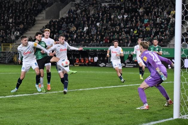 Charalambos Makridis Preußen Münster , 2 v li , only hits the crossbar in this scene 31 10 2025, Fußball 2 Bundesliga, Saison 2025 2026, 11 Spieltag, Preußen Münster Holstein Kiel DFL regulations prohibit any use of photographs as image sequences and or quasi video Muenster Preussenstadion Nordrhein Westfalen Germany Team2