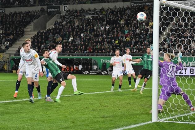 Charalambos Makridis Preußen Münster , 2 v li , only hits the crossbar in this scene 31 10 2025, Fußball 2 Bundesliga, Saison 2025 2026, 11 Spieltag, Preußen Münster Holstein Kiel DFL regulations prohibit any use of photographs as image sequences and or quasi video Muenster Preussenstadion Nordrhein Westfalen Germany Team2
