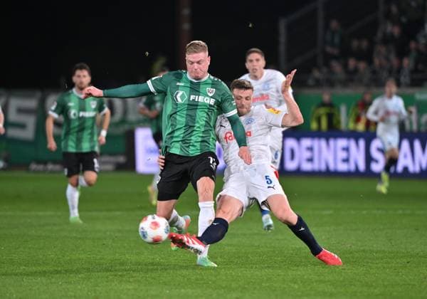 Carl Johansson Holstein Kiel , re , vs Lars Lokotsch Preußen Münster 31 10 2025, Soccer 2 Bundesliga, Season 2025 2026, 11 Matchday, Preußen Münster Holstein Kiel DFL regulations prohibit any use of photographs as image sequences and or quasi video Muenster Preussenstadion Nordrhein Westfalen Germany Team2