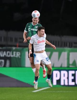 Jannis Heuer Preußen Münster , li , against Adrian Kapralik Holstein Kiel , Adrian Kapralik 31 10 2025, Fußball 2 Bundesliga, Saison 2025 2026, 11 Spieltag, Preußen Münster Holstein Kiel DFL regulations prohibit any use of photographs as image sequences and or quasi video Muenster Preussenstadion Nordrhein Westfalen Germany Team2