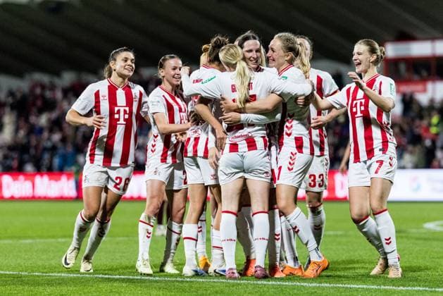Jubel zum 3:0 durch Sara Agrez (1. FC Köln, 4), Tor, Torjubel Google Pixel Frauen-Bundesliga, 1. FC Köln - 1. FC Nürnberg, Köln, Franz-Kremer-Stadion am 31.10.2025 DFB REGULATIONS PROHIBIT ANY USE OF PHOTOGRAPHS AS IMAGE SEQUENCES AND OR QUASI-VIDEO. NRW Deutschland Copyright: xBEAUTIFULxSPORTS Wunderlx
